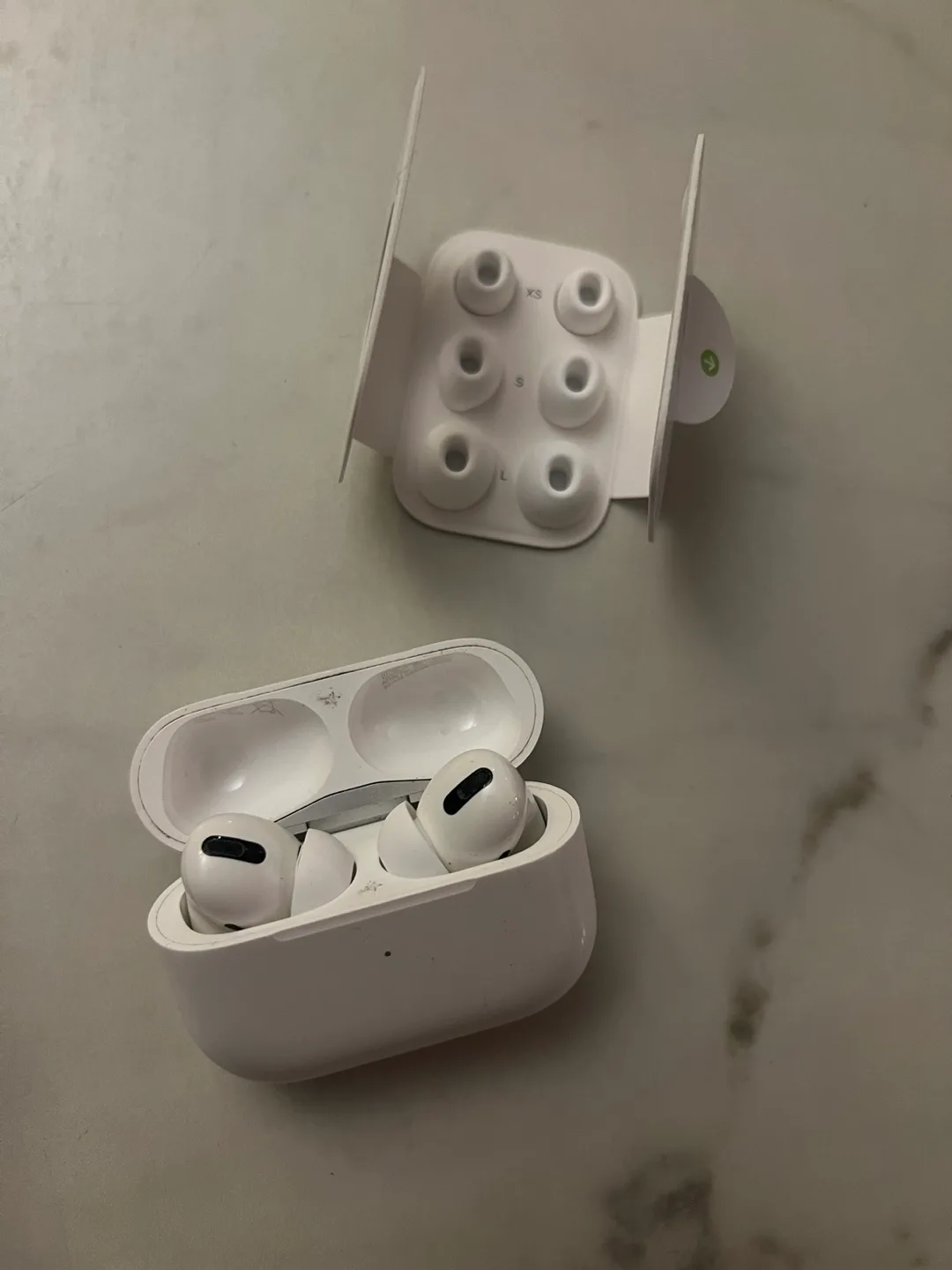 Apple AirPods Pro (2nd Generation) image indicator(2)