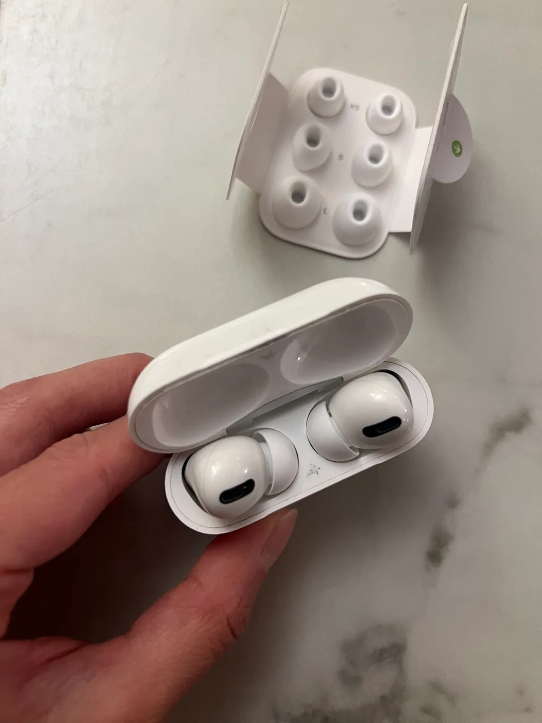 Apple AirPods Pro (2nd Generation) image indicator(3)