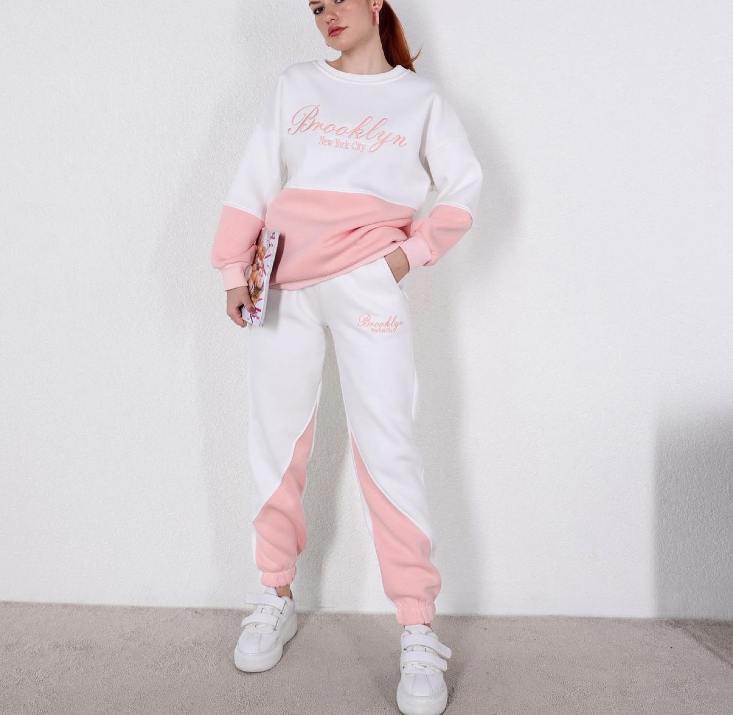 Comfortable Women's 2-Piece Sweatshirt and Sweatpants Set - photo 2