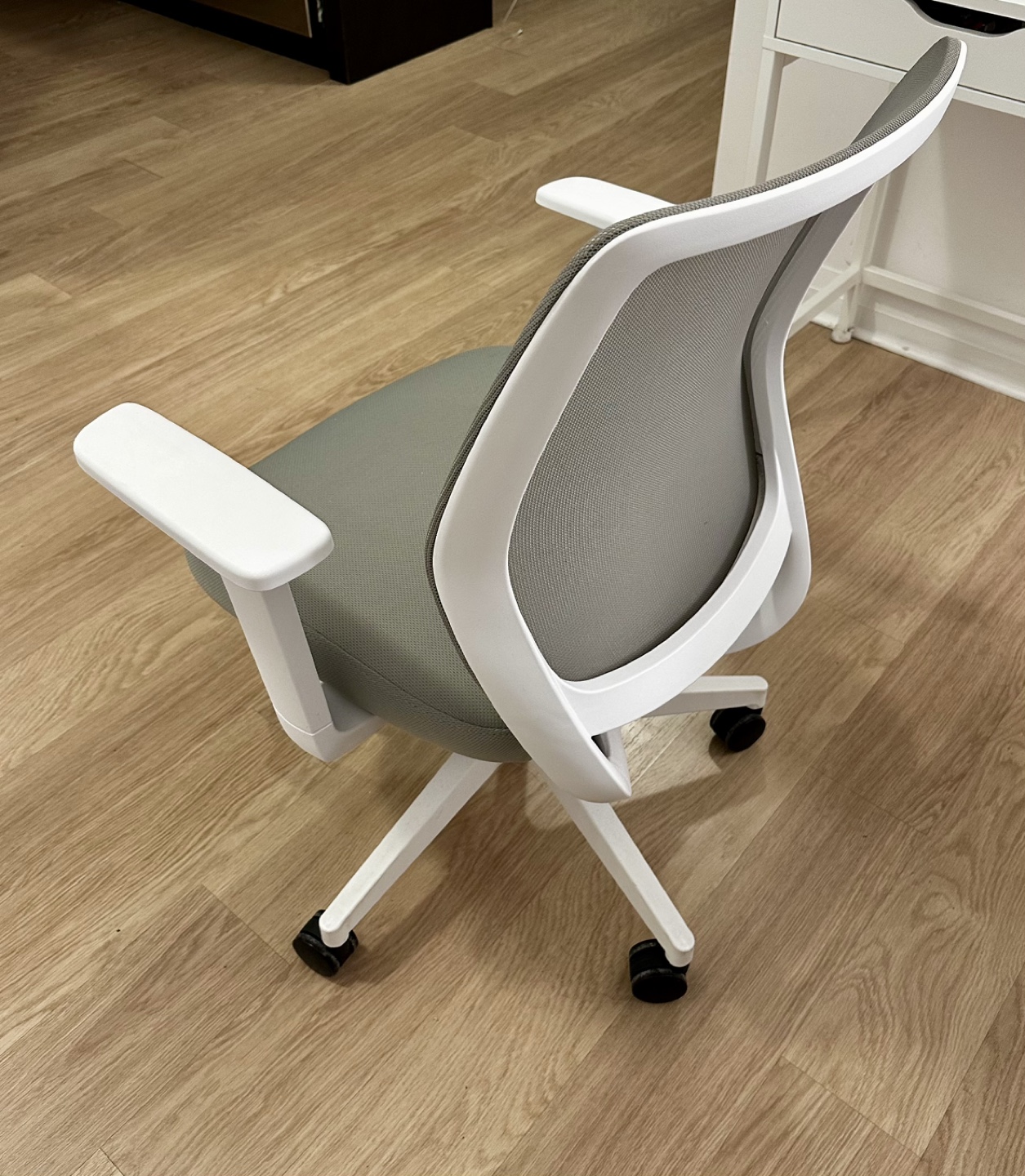 Office Chair with White Frame - photo 2