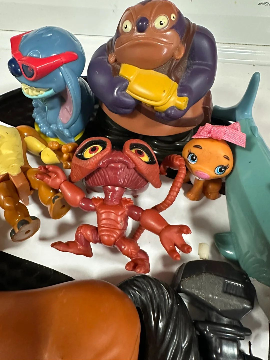 Lot of 7 Toy Figures collectors image indicator(3)