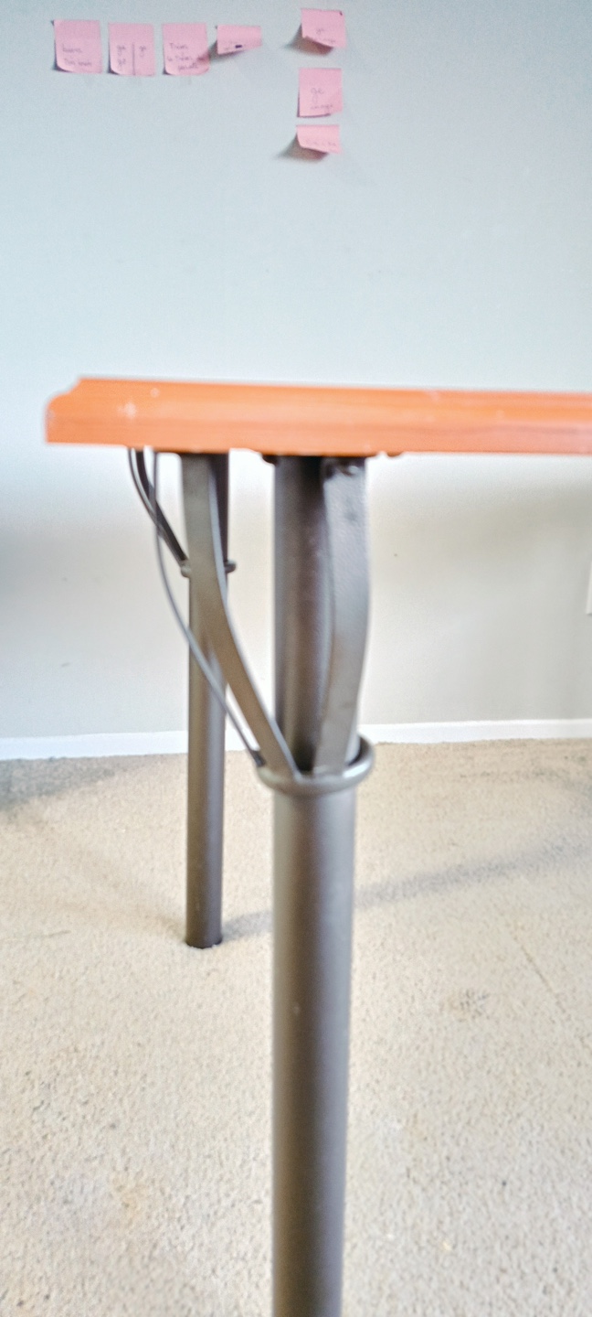 Table with metal legs. - photo 4