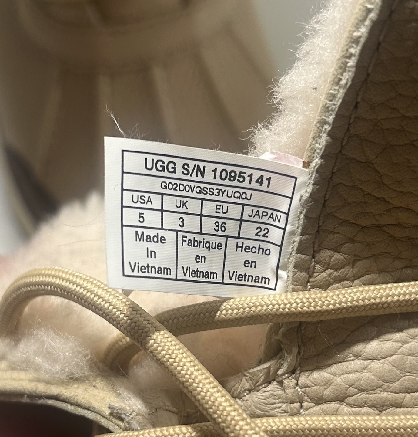 UGG kids Winter Boots Size 5 - photo 5