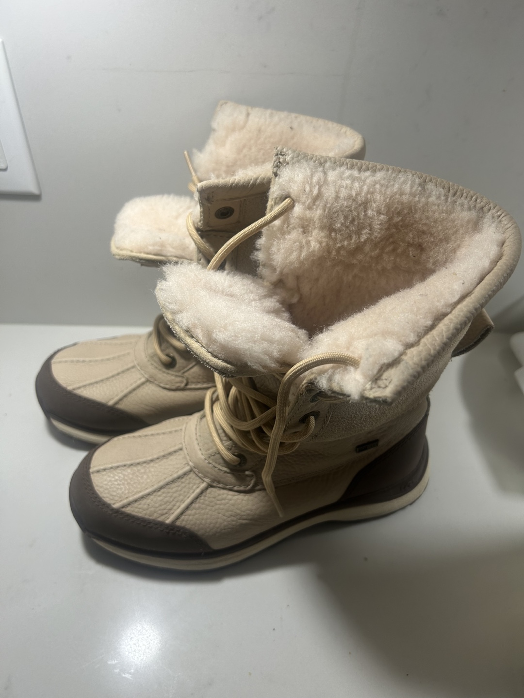 UGG kids Winter Boots Size 5 - photo 3