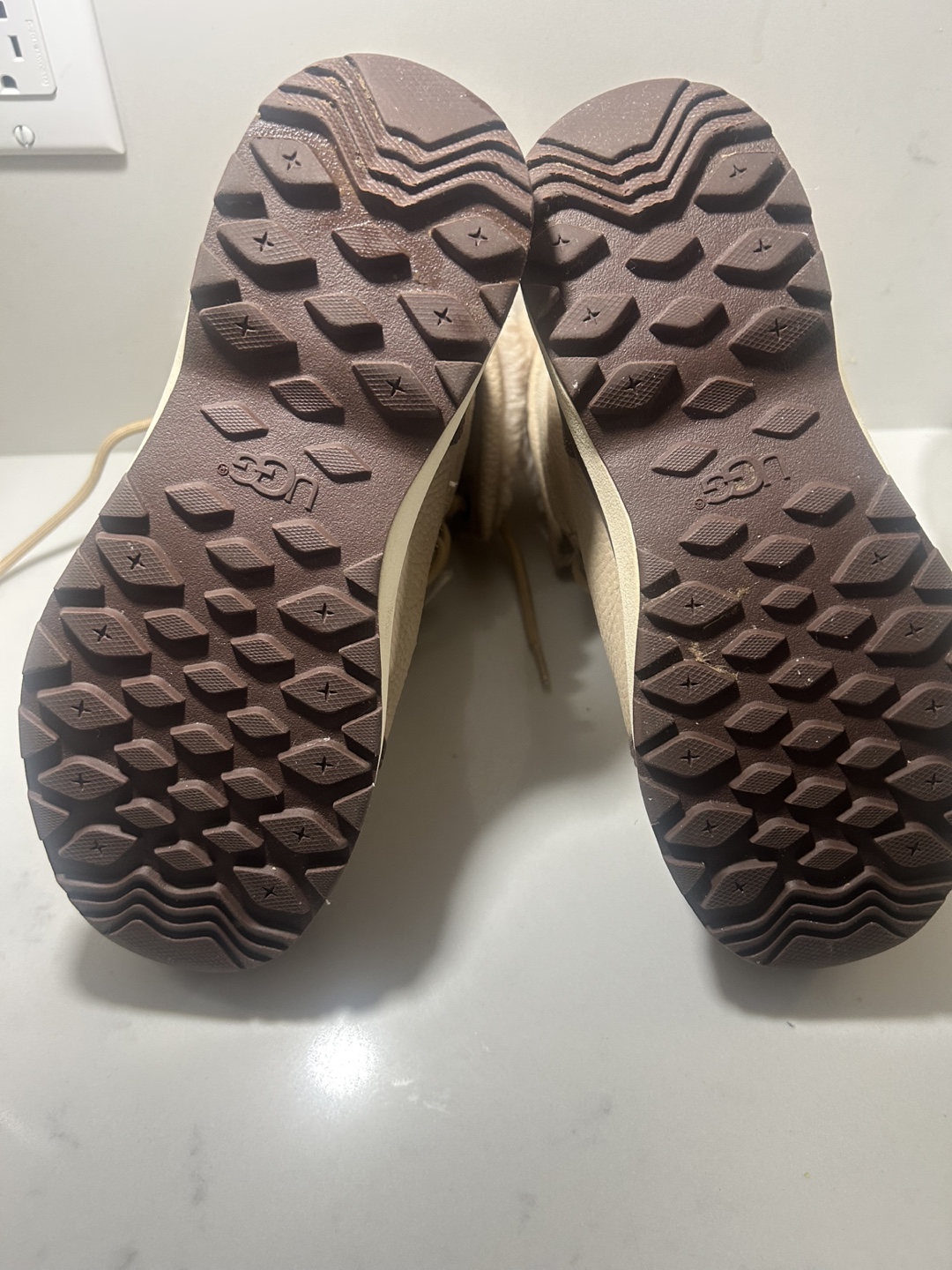UGG kids Winter Boots Size 5 - photo 4