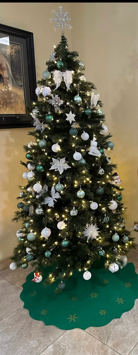 7 ft. Kansas Spruce Artificial Christmas Tree image indicator(2)