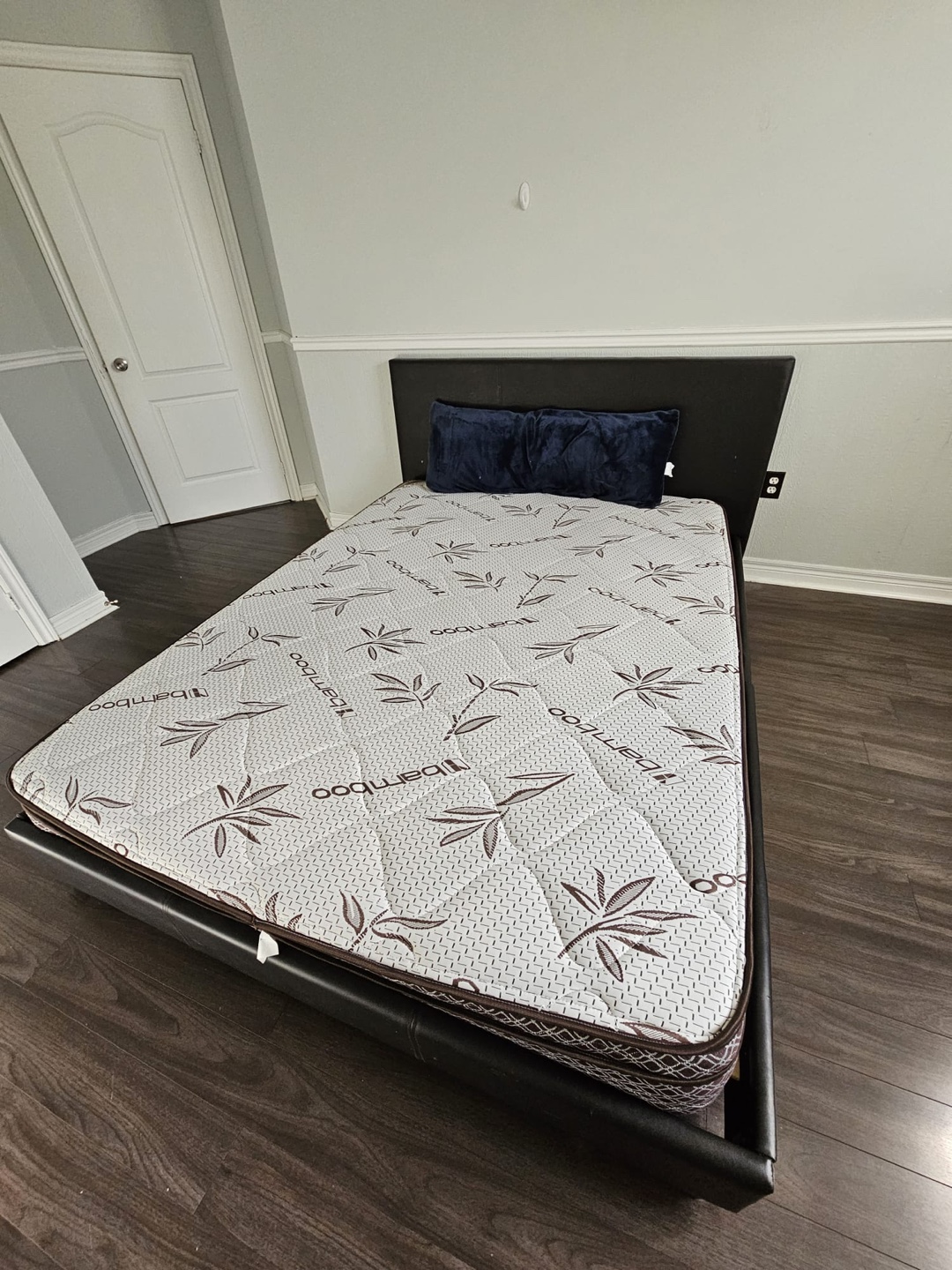 Queen mattress with bed - photo 2