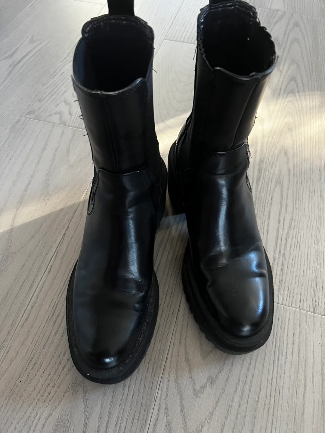 Women boot size  7 image indicator(2)