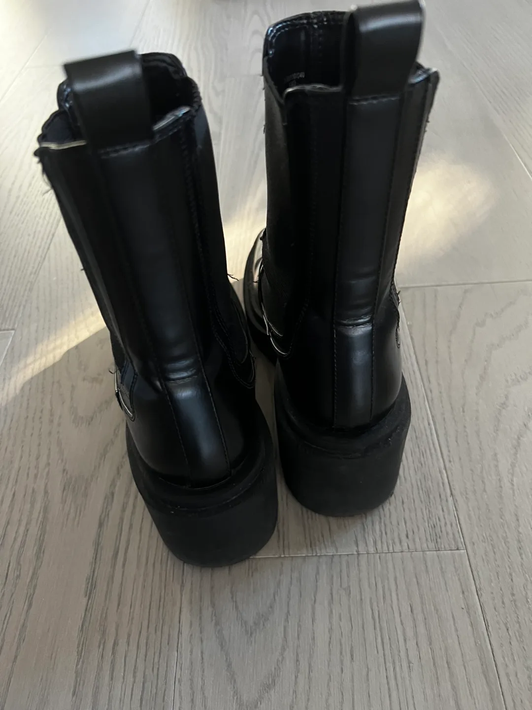 Women boot size  7 image indicator(4)