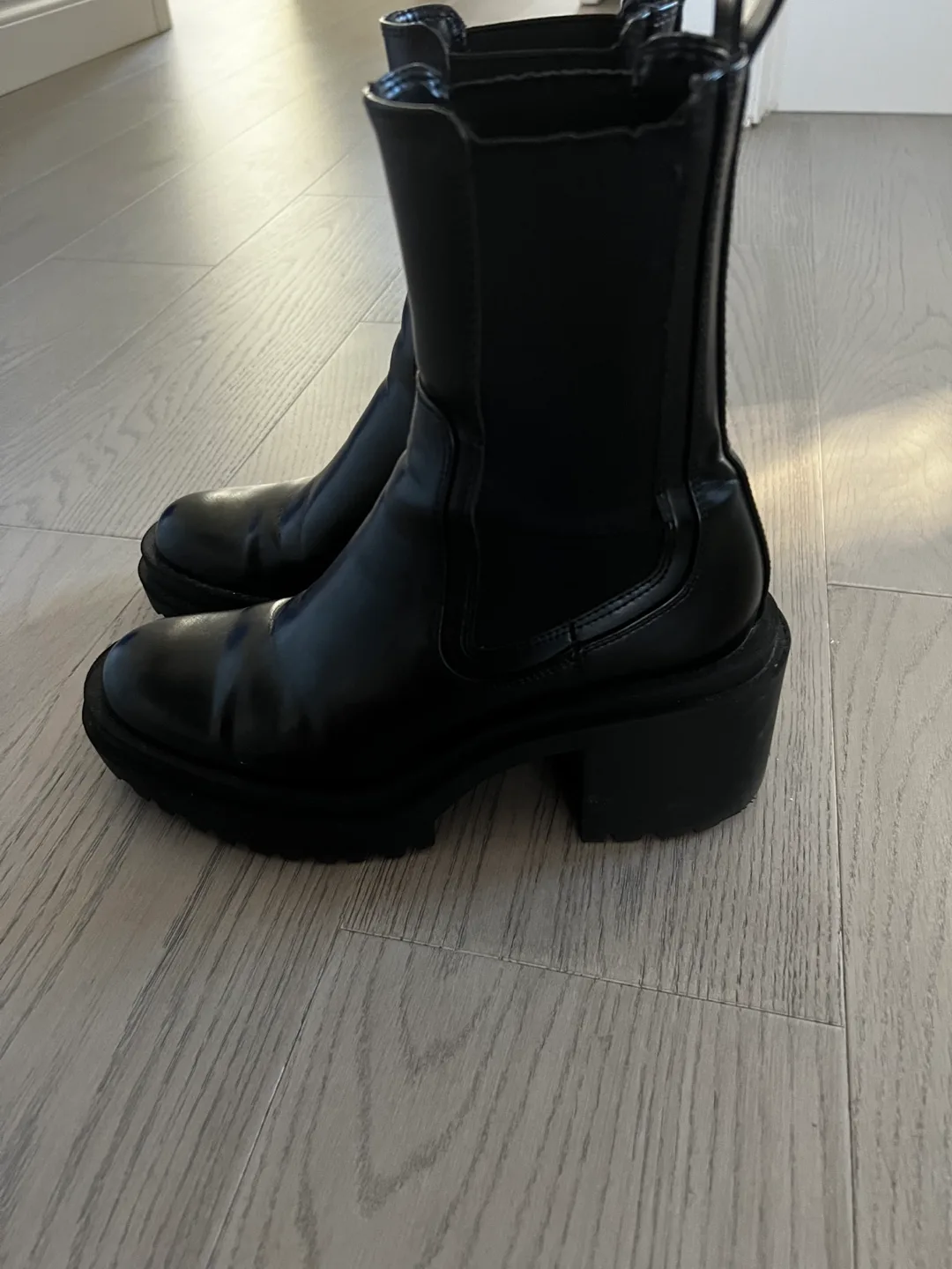 Women boot size  7 image indicator(3)