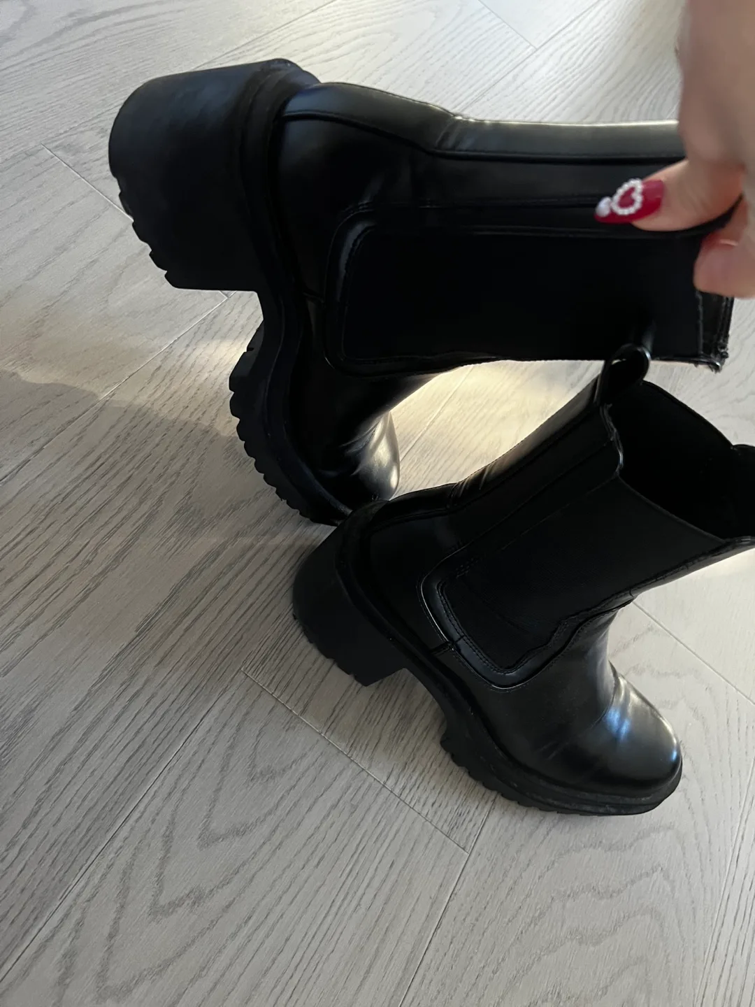 Women boot size  7 image indicator(5)