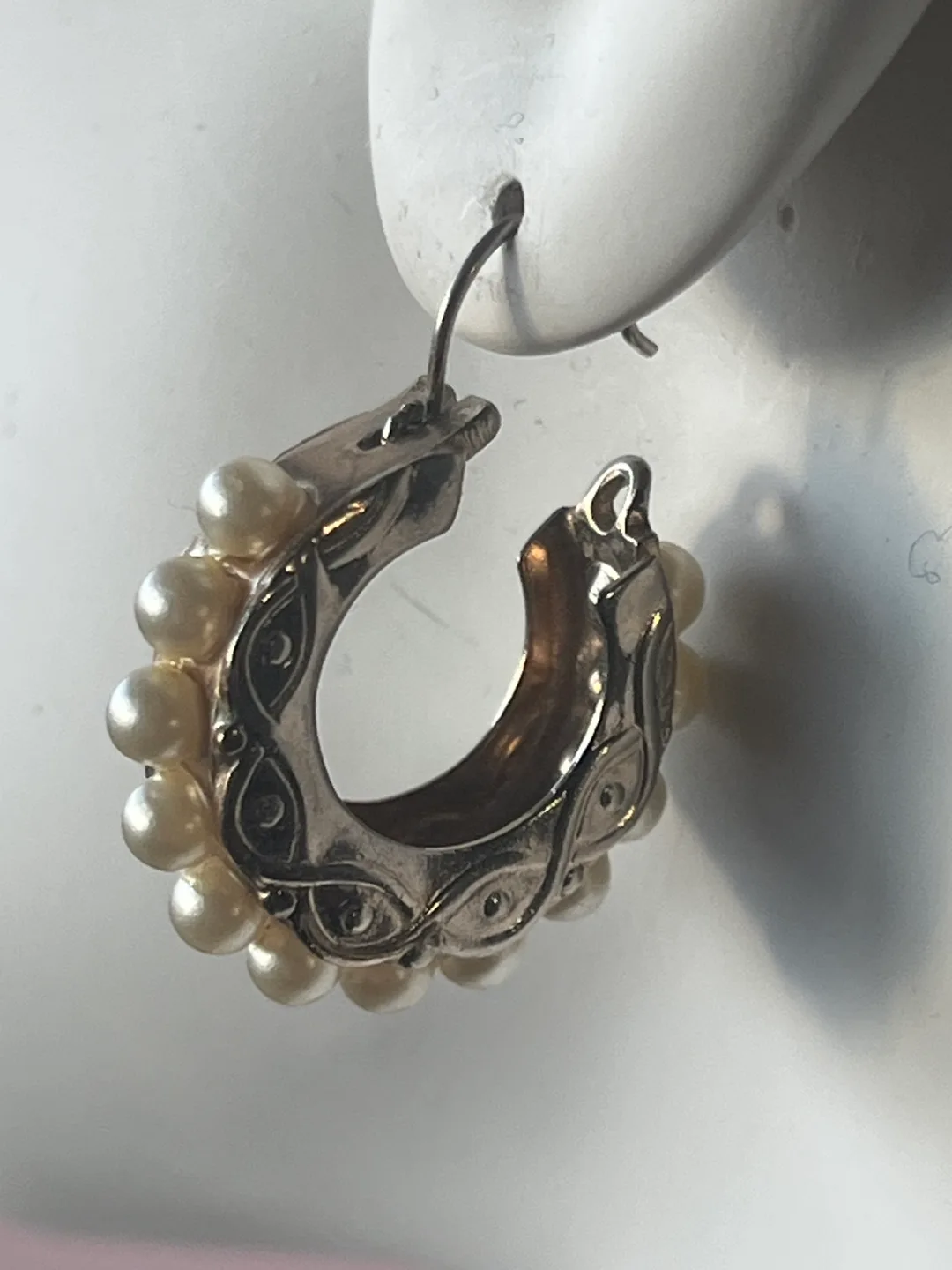 Pearl Hoop Earrings image indicator(3)