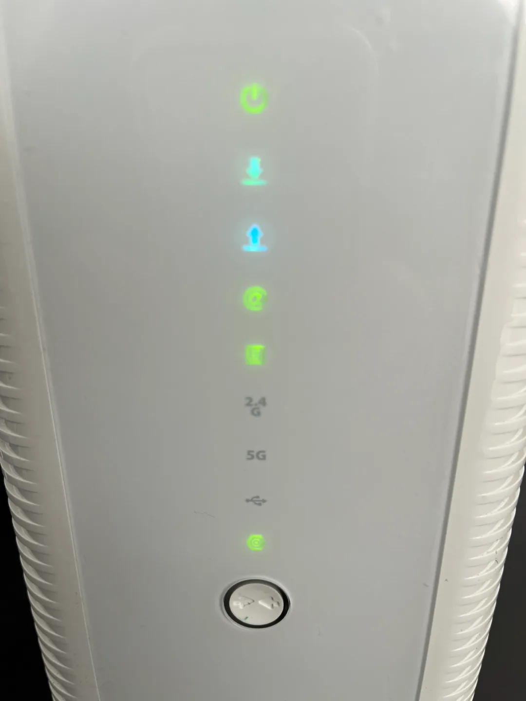 Hitron CODA-4582U WiFi Gateway image indicator(3)