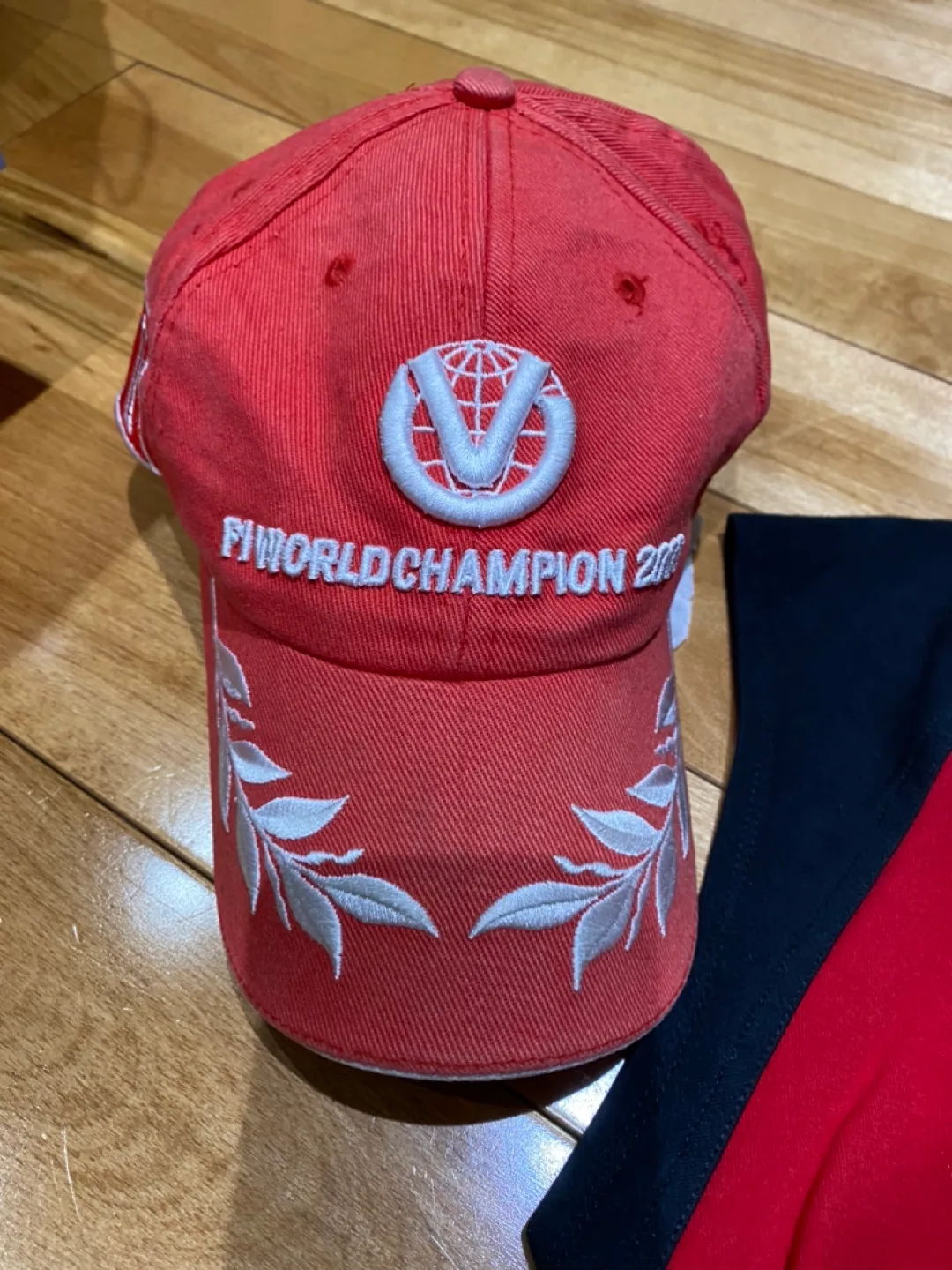 Ferrari F1 World Champion 2000 Cap and Shirt image indicator(2)