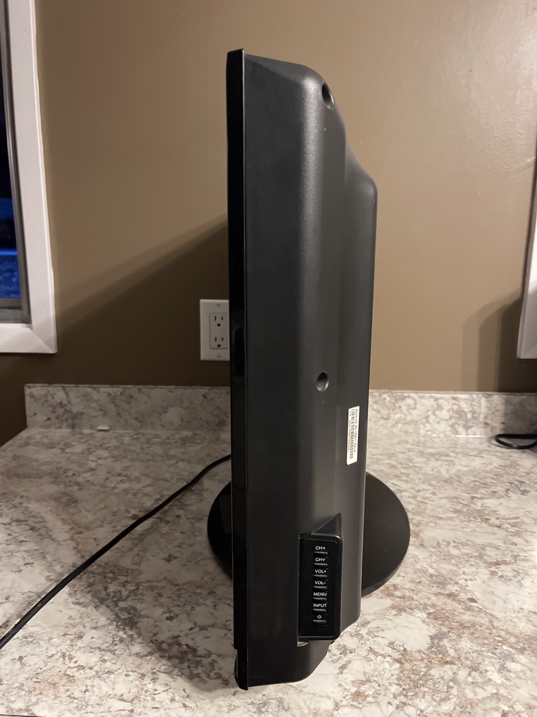 Dynex 19" LCD TV - photo 2