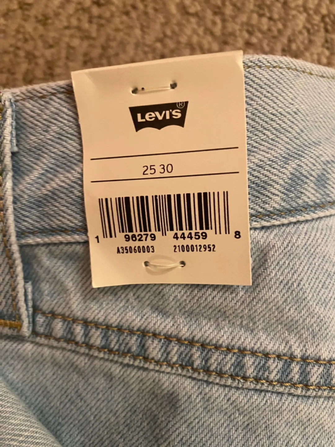 NWT Levi’s 80’s Mom Jeans 25/30 image indicator(5)