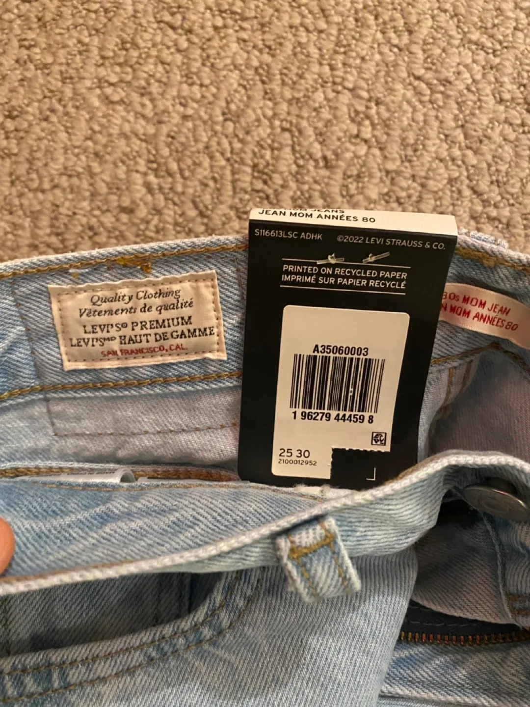 NWT Levi’s 80’s Mom Jeans 25/30 image indicator(6)