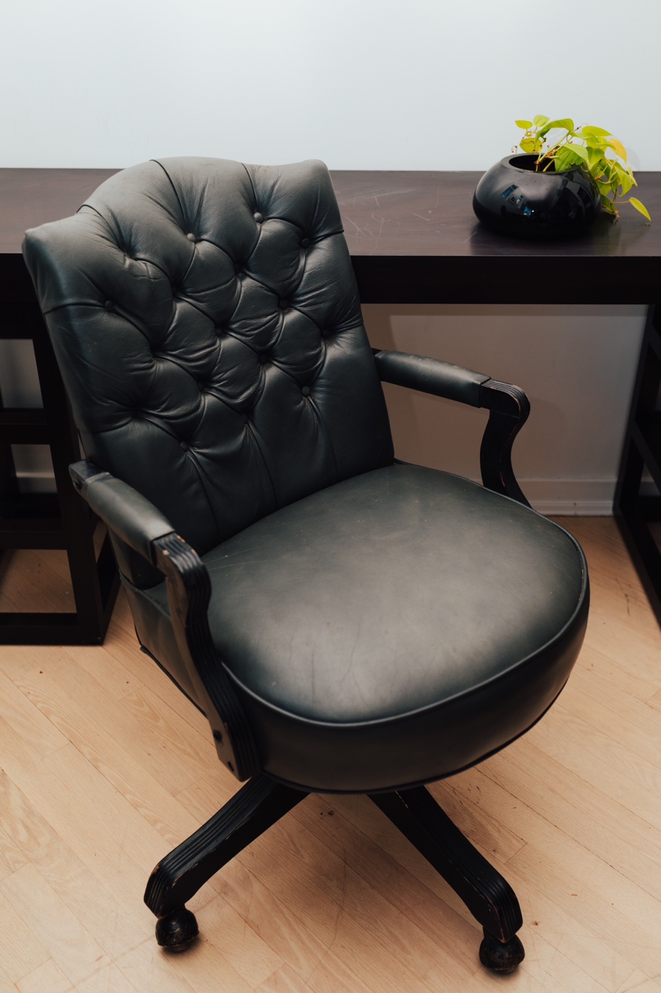 Vintage Leather Desk Chair 🖤 - photo 2