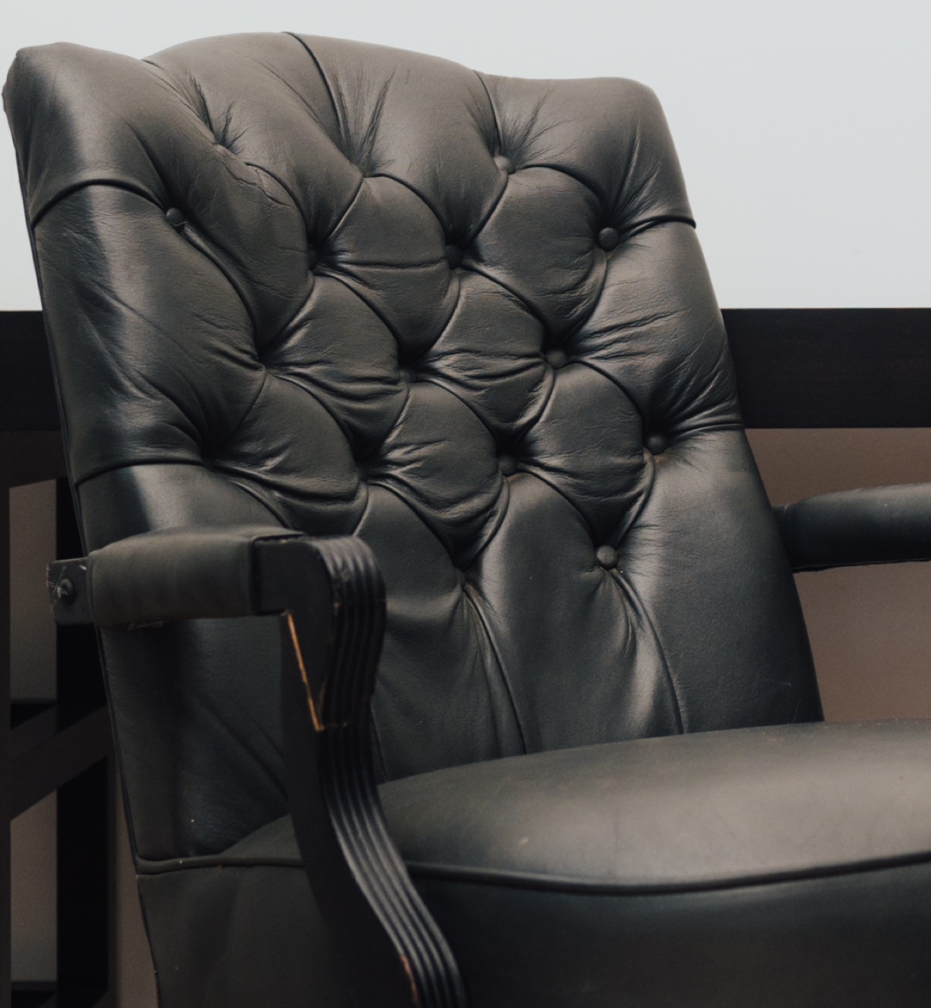 Vintage Leather Desk Chair 🖤 - photo 4