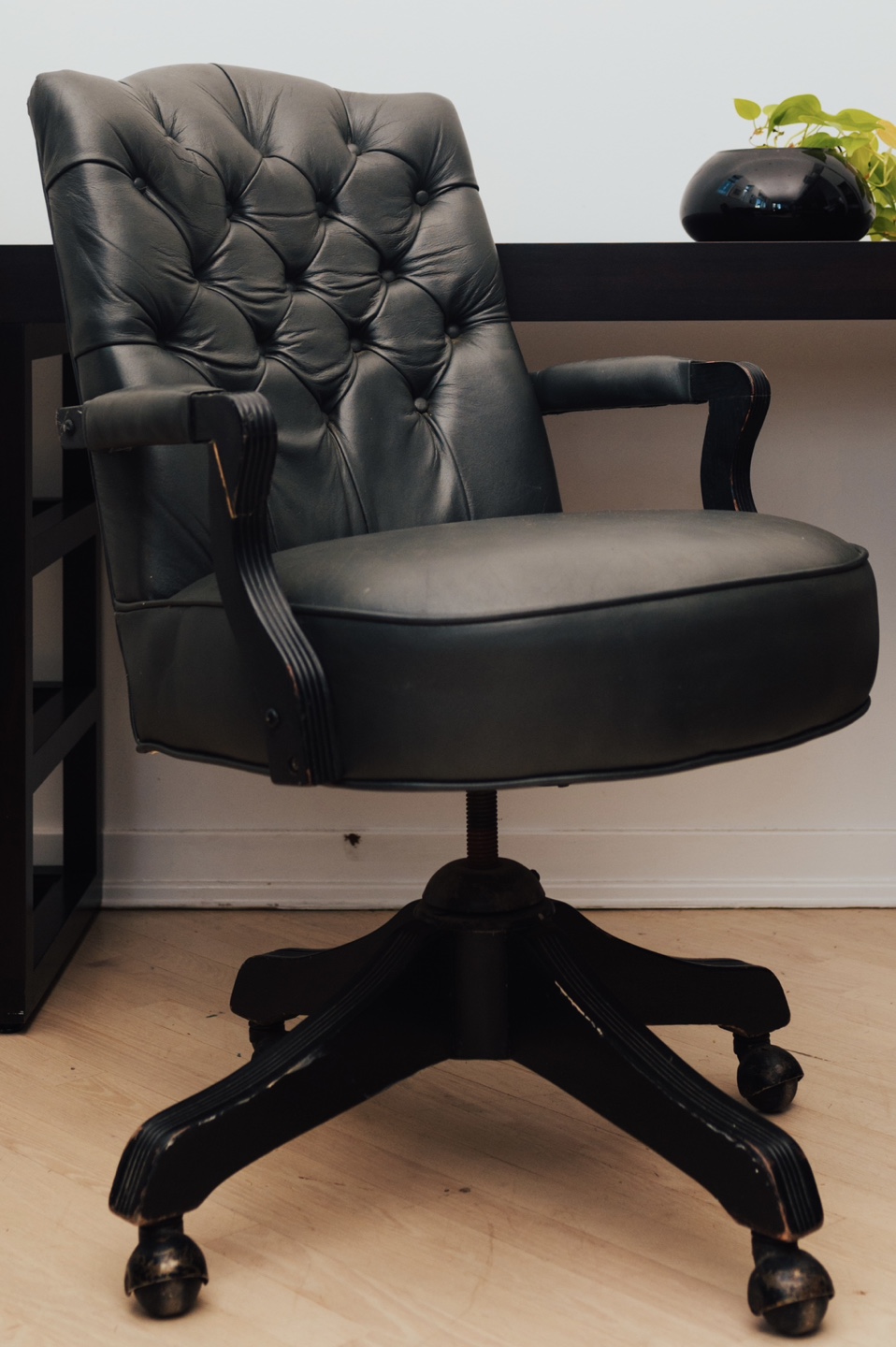 Vintage Leather Desk Chair 🖤 - photo 3