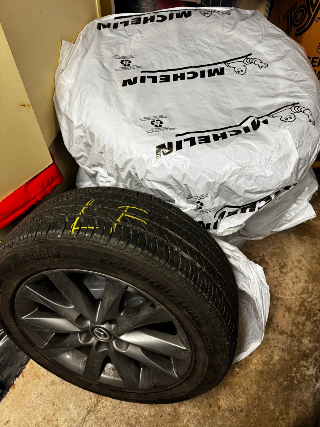 Mazda 17 inch alloy wheels and tires image indicator(4)