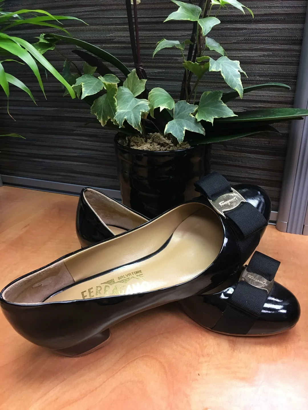 Salvatore Ferragamo - Vera bow pump shoe - $180 (Vancouver) image indicator(2)