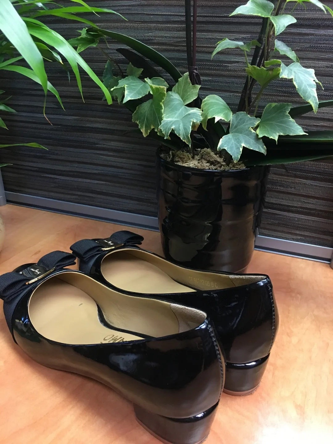 Salvatore Ferragamo - Vera bow pump shoe - $180 (Vancouver) image indicator(3)