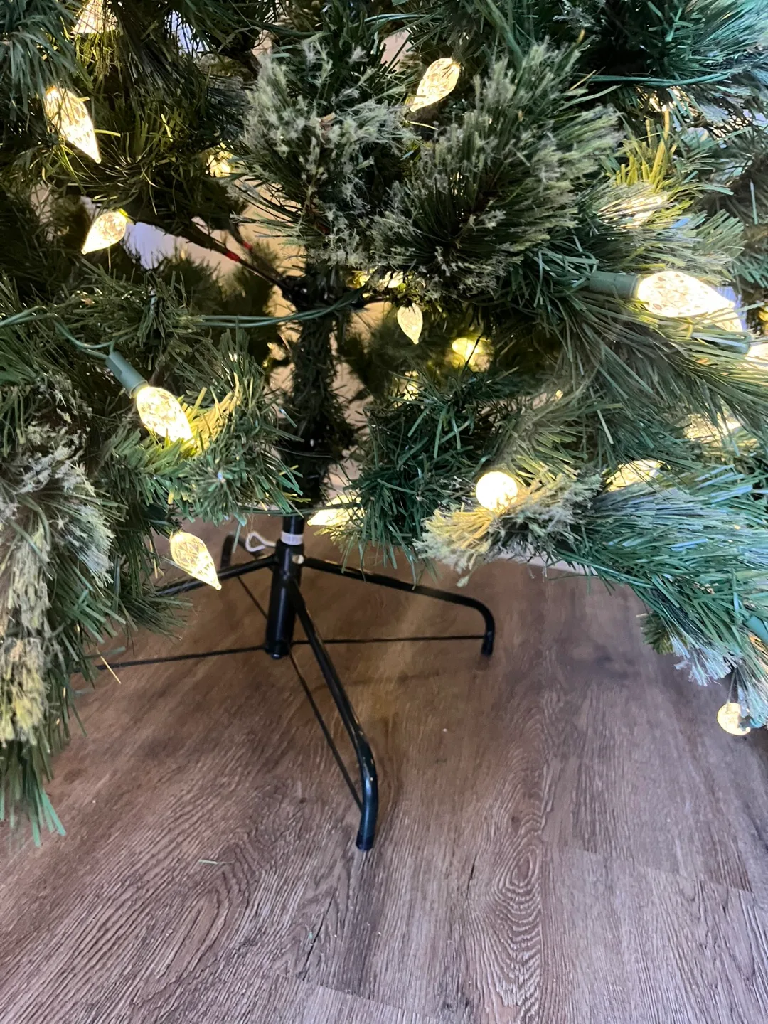 Rona 7ft Pre-Lit Christmas Tree image indicator(4)