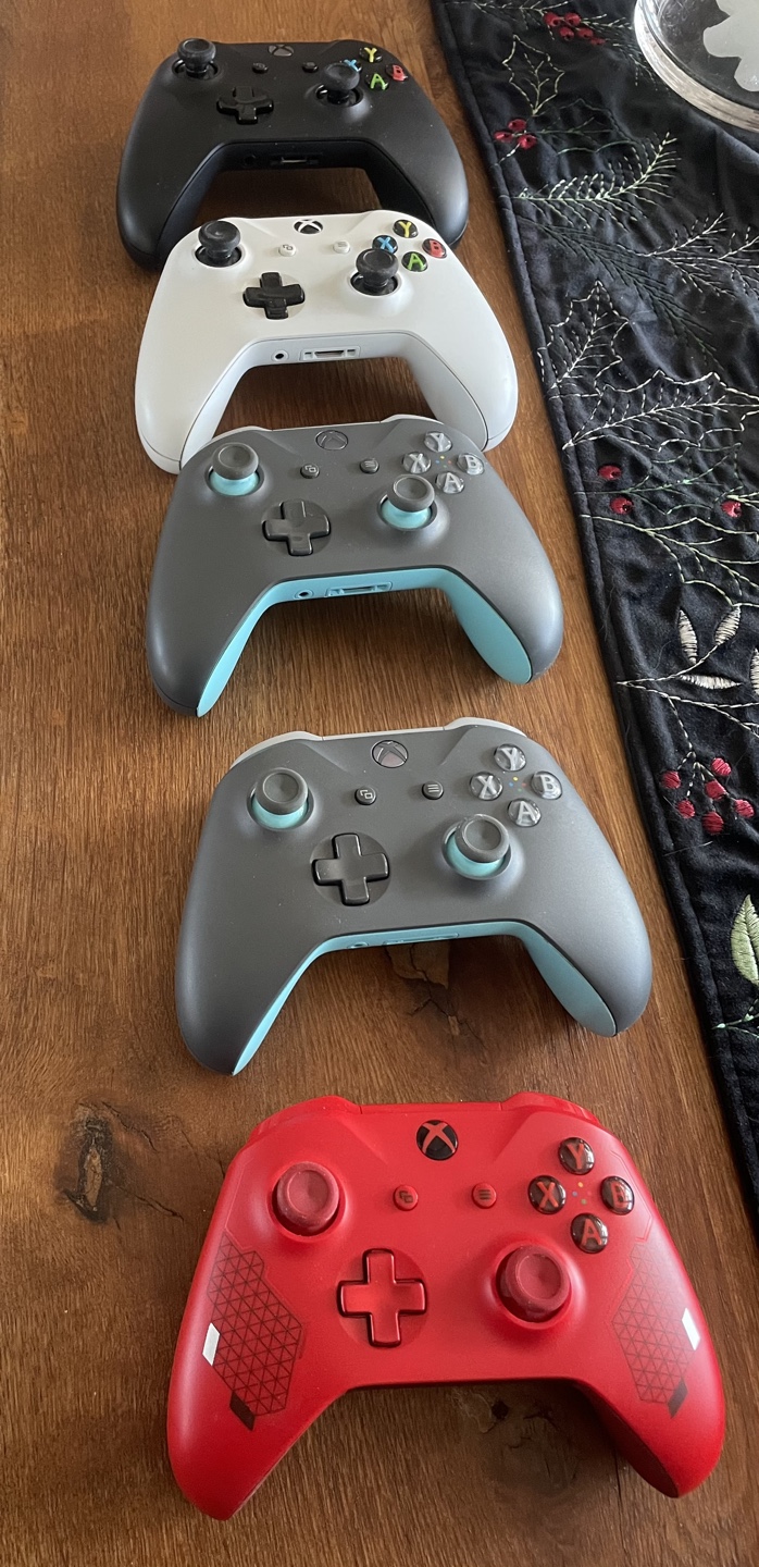 5 xbox controllers
