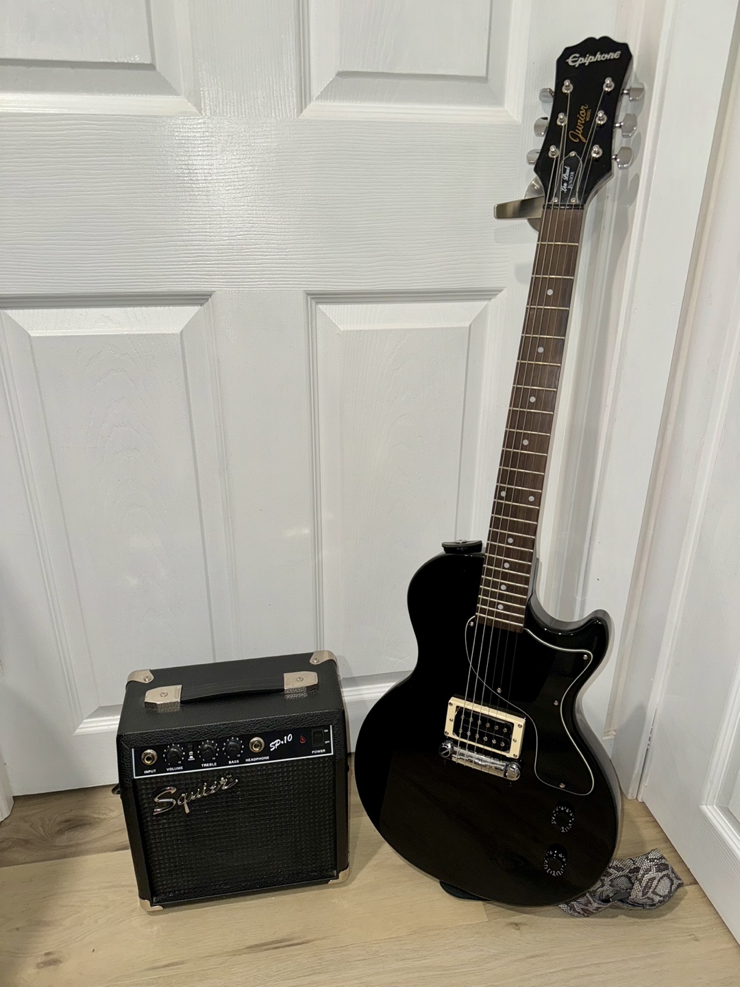 Epiphone Les Paul Junior Electric Guitar with Squier Amp