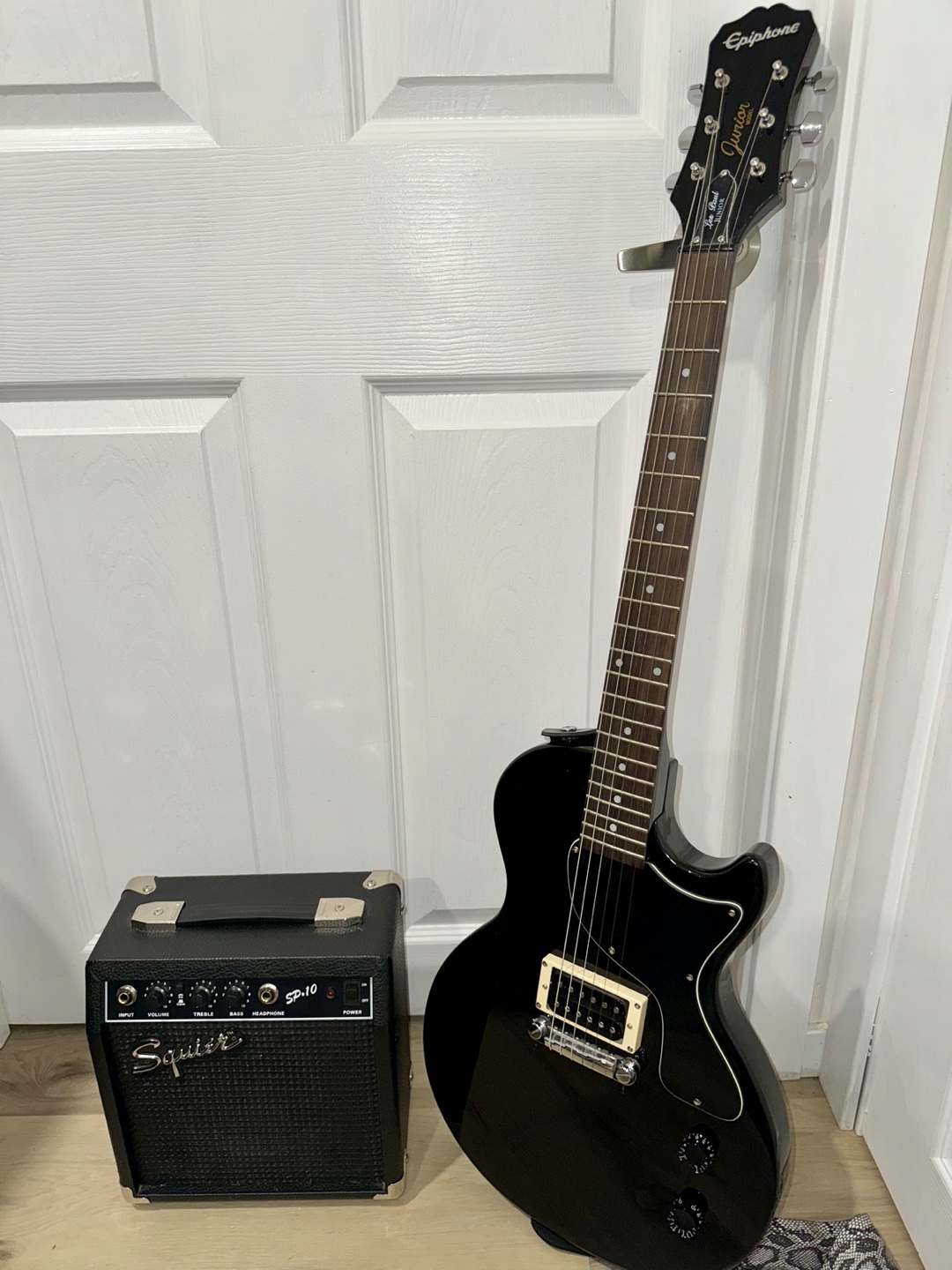 Epiphone Les Paul Junior Electric Guitar with Squier Amp - photo 4