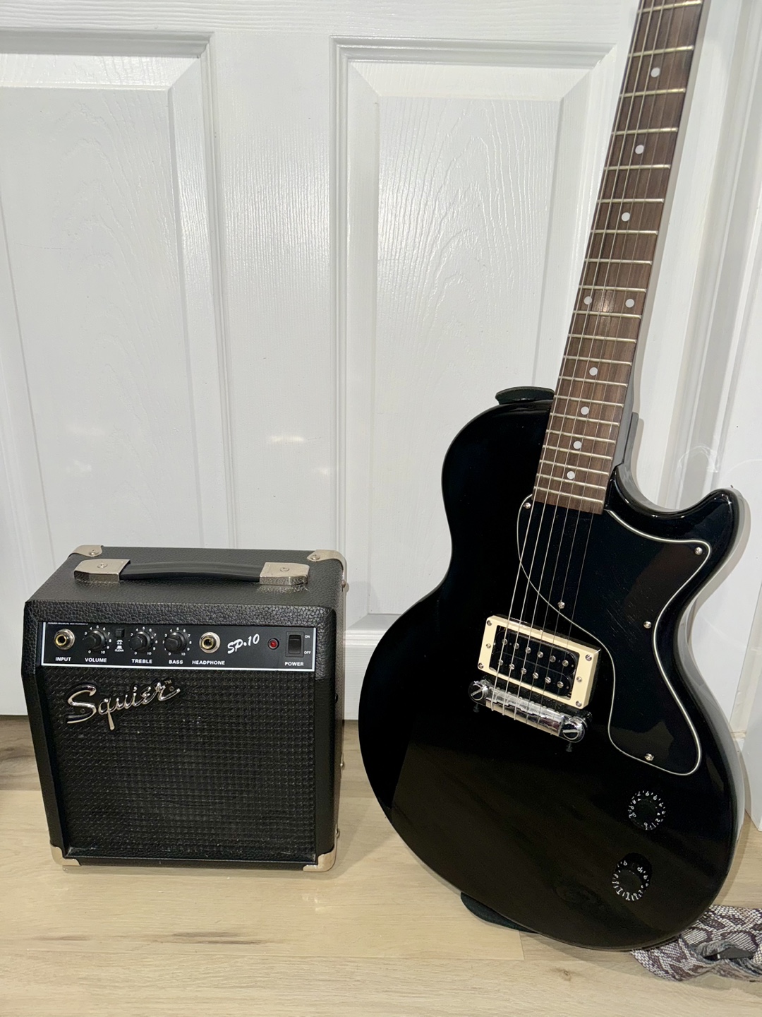 Epiphone Les Paul Junior Electric Guitar with Squier Amp - photo 3