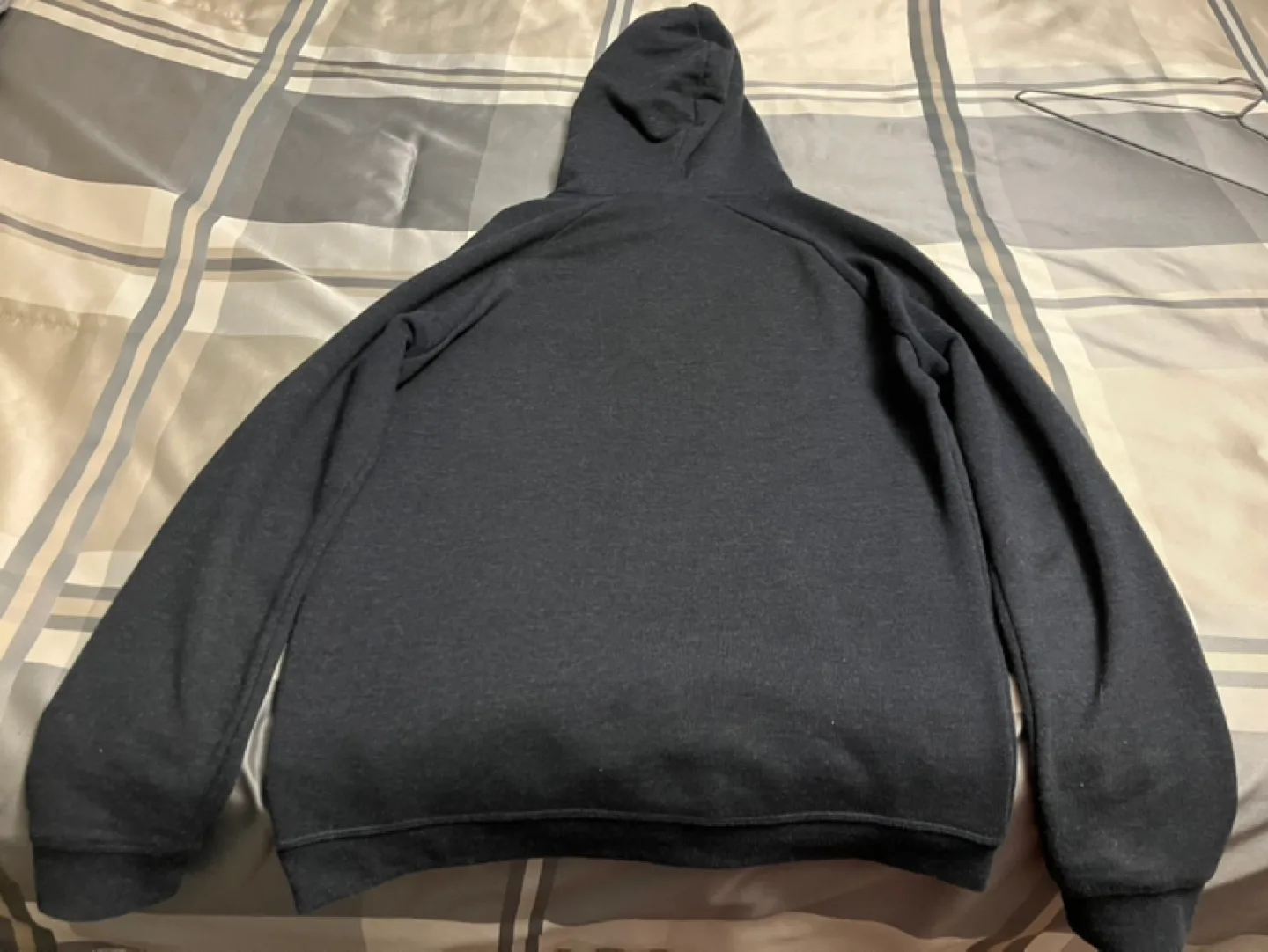 H&M men’s hooded sweater image indicator(3)