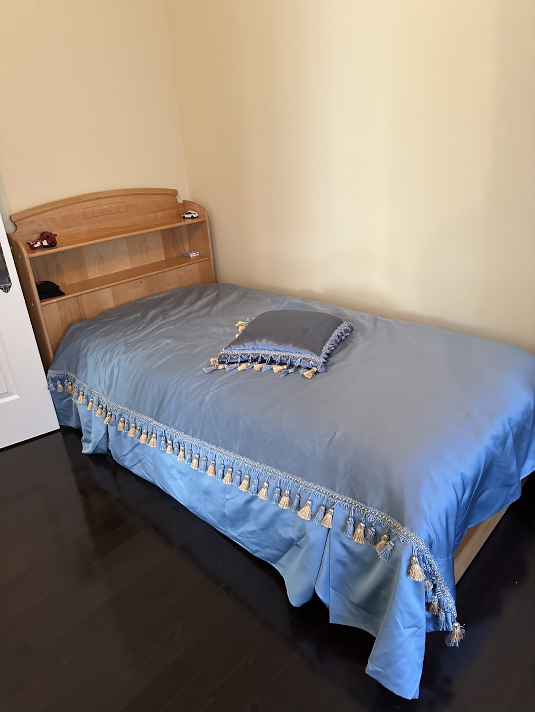 Single bed with mattress