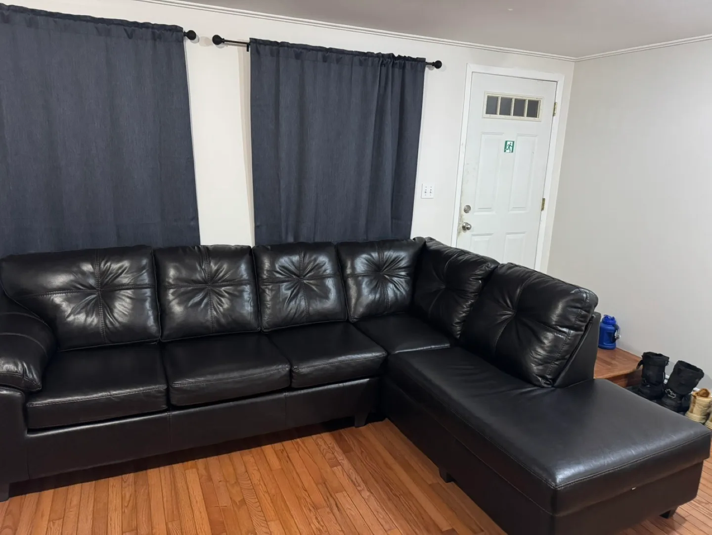 Black Leather Sectional Sofa image indicator(4)