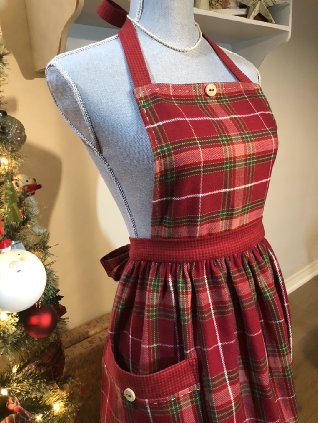 CHRISTMAS Red Plaid Hosting Apron - photo 2