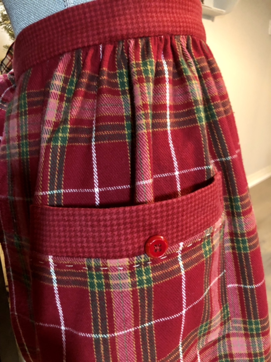 CHRISTMAS Red Plaid Hosting Apron - photo 5