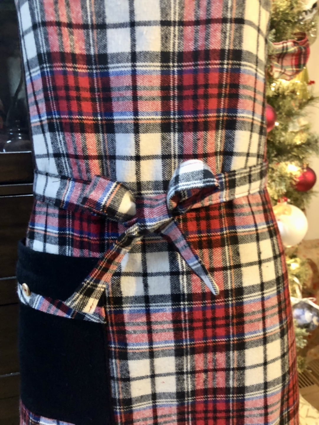 CHRISTMAS Red and Black Plaid Hosting Apron - photo 3