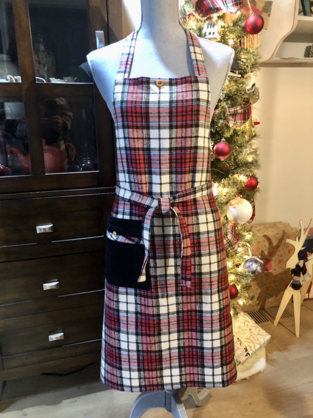 CHRISTMAS Red and Black Plaid Hosting Apron - photo 2