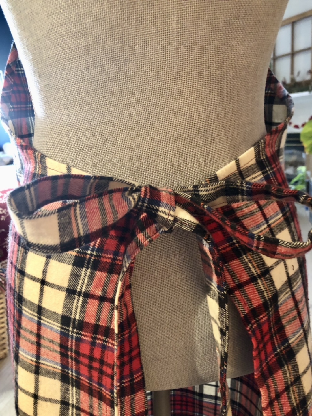 CHRISTMAS Red and Black Plaid Hosting Apron - photo 4