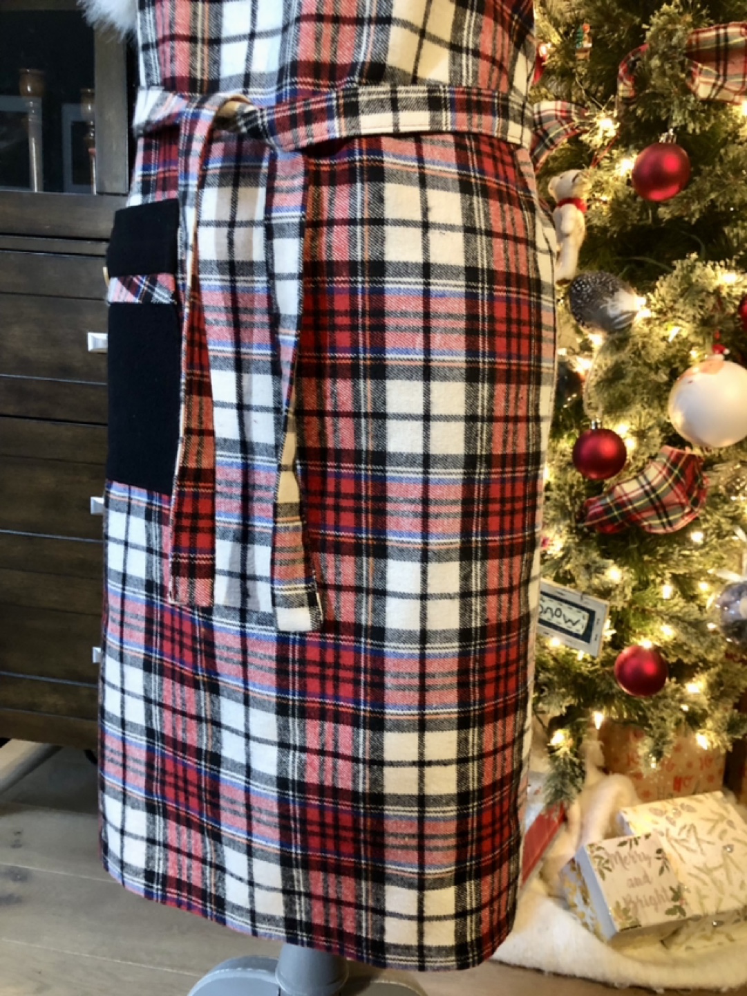 CHRISTMAS Red and Black Plaid Hosting Apron - photo 5