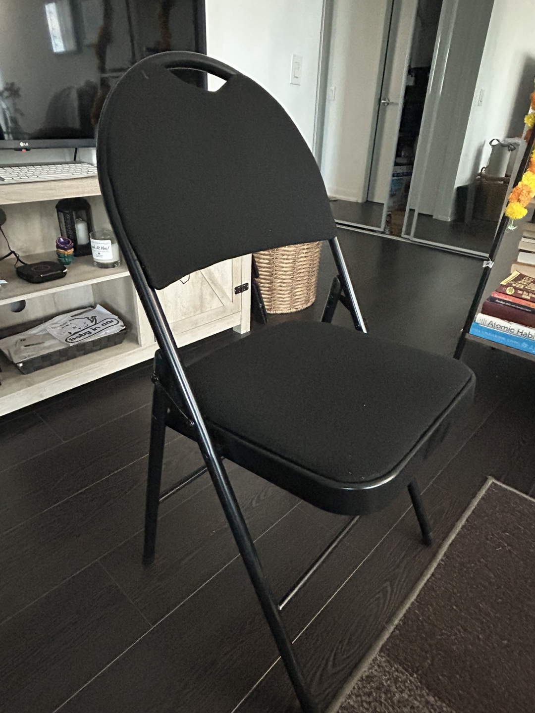Black sitting foldable chair (2)
