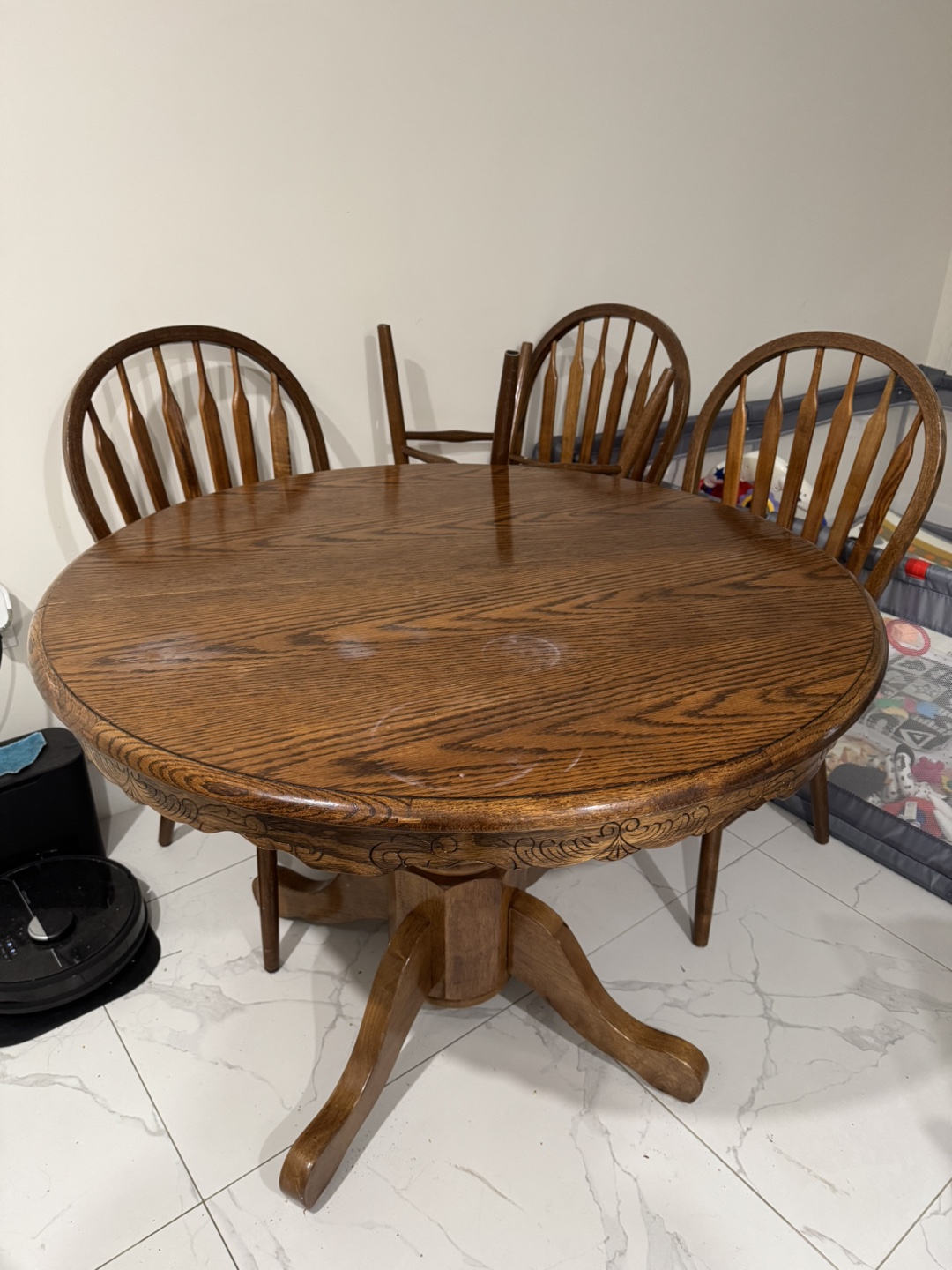 EXPANDABLE Round Wooden Dining Table with 4 Chairs
