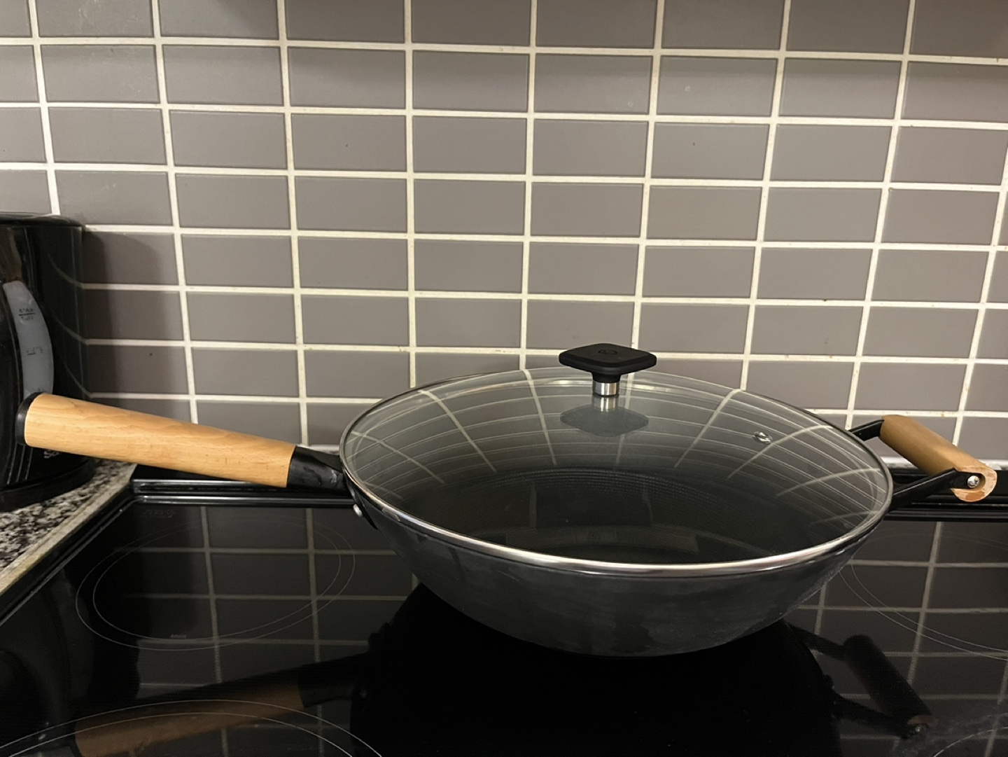 Classic Cast Iron Wok Stir Fry Pan,Non-Stick, Black with lid