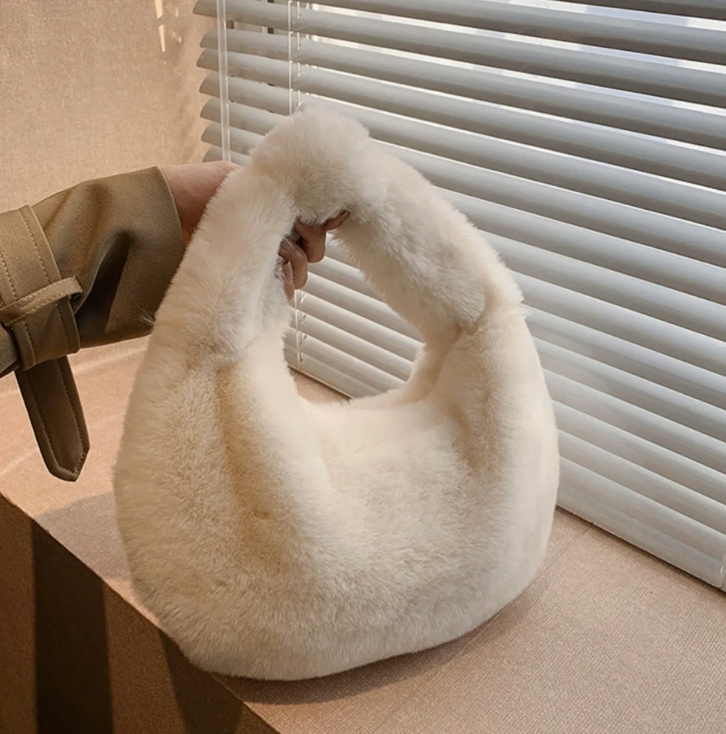 Cute faux fur bag  （Brand New） image indicator(2)