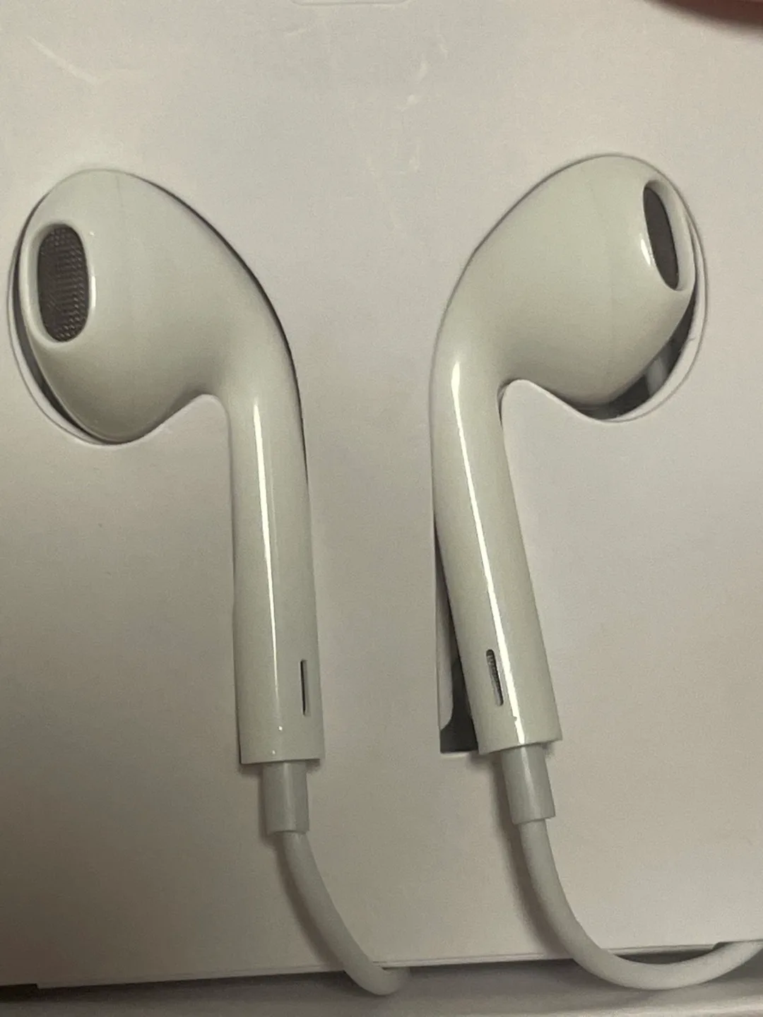 Apple EarPods with Lightning Connector image indicator(2)