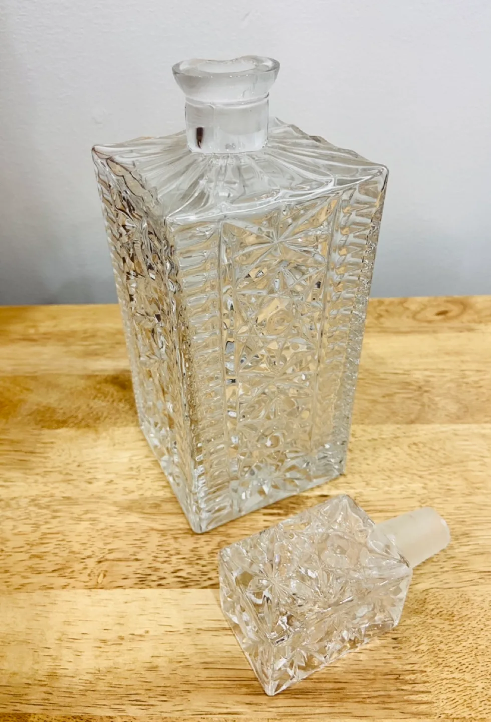 Vintage Crystal Whiskey Decante with Stopper image indicator(5)