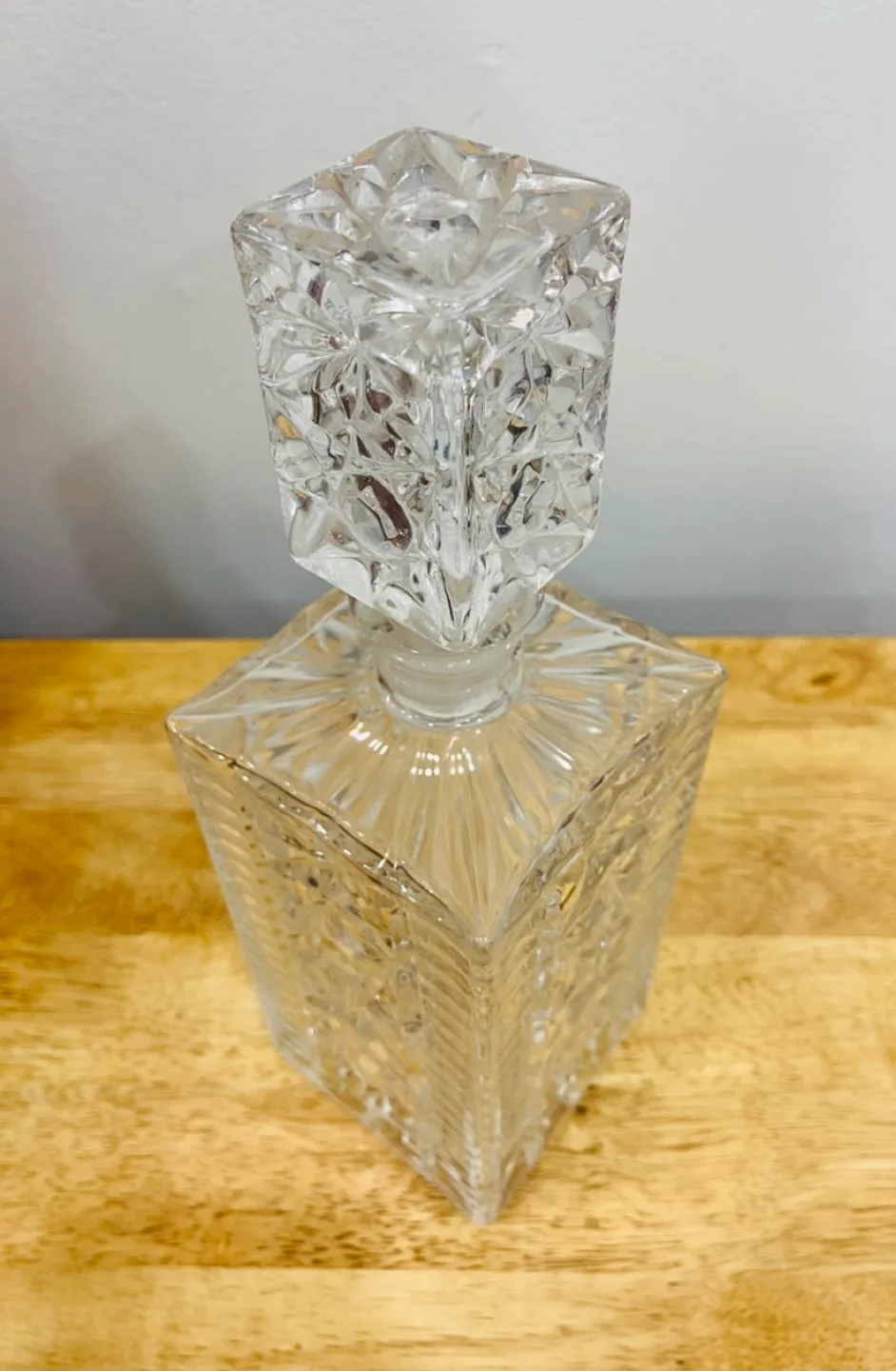 Vintage Crystal Whiskey Decante with Stopper image indicator(4)