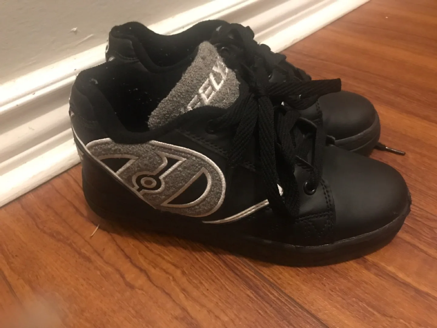 Heelys Shoes with Skates wheels image indicator(2)
