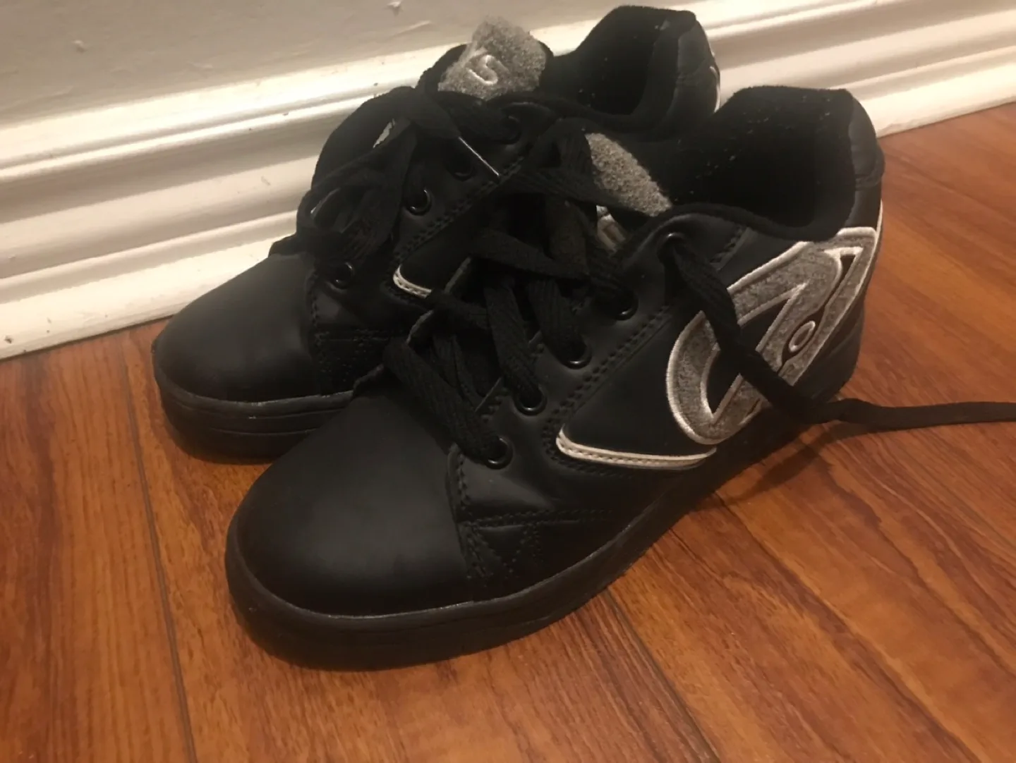 Heelys Shoes with Skates wheels image indicator(4)